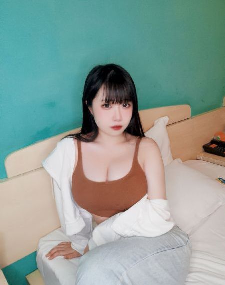 没戴奶罩的瑜伽教练_高清蓝光在线观